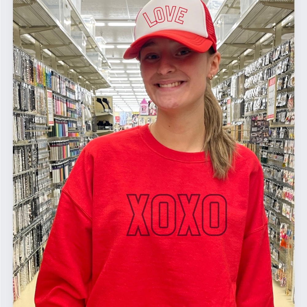 NWT❤️RED , GILDAN VALENTINE CREWNECK